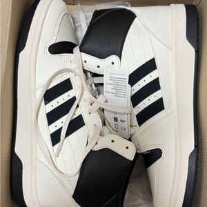 Adidas Break Mid - Size 8 - New with Tag